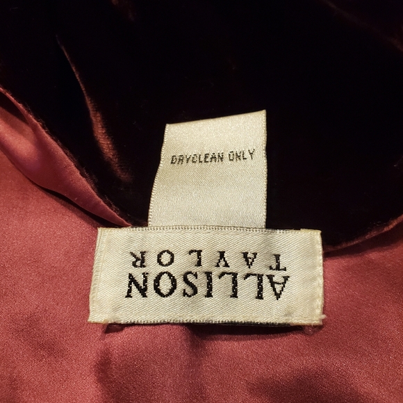 Allison Taylor super soft velvet and silk cropped open wrap.  Size M - Picture 4 of 4